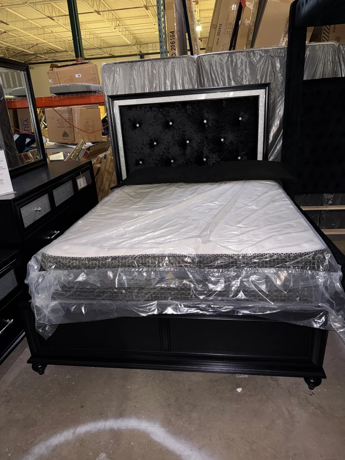 Lila Queen Bedroom Set photo 3